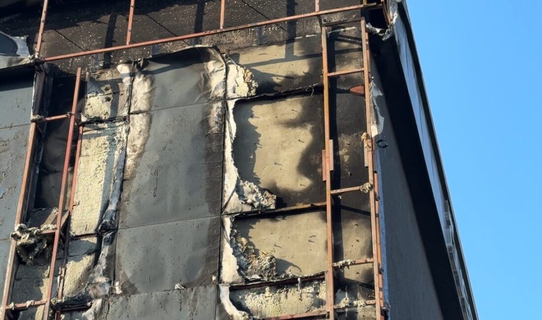 İhsan DÖRTKARDEŞ/İSTANBUL, – AVCILAR’da toner fabrikasının dış cephe kaplaması alev