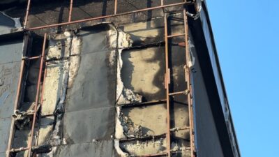 İhsan DÖRTKARDEŞ/İSTANBUL, – AVCILAR’da toner fabrikasının dış cephe kaplaması alev