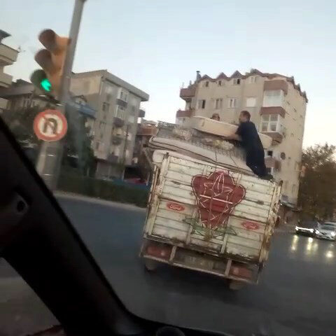 İhsan DÖRTKARDEŞ / İSTANBUL, – AVCILAR’da eşya yüklü kamyonun arkasında