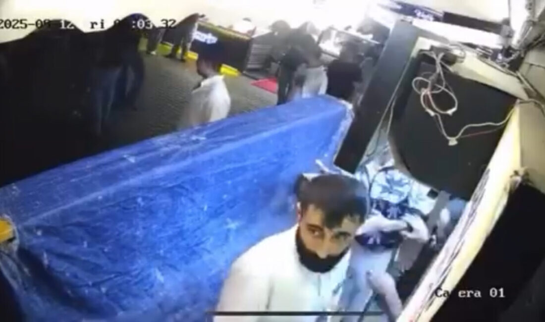 Doğan Can CESUR / İSTANBUL -BEŞİKTAŞ’ta yolda yürüdükleri sırada birbirine