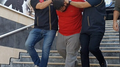 Ali AKSOYER/İSTANBUL, -BEYOĞLU’nda yol kenarında beklerken, sağ kapısını açan bir