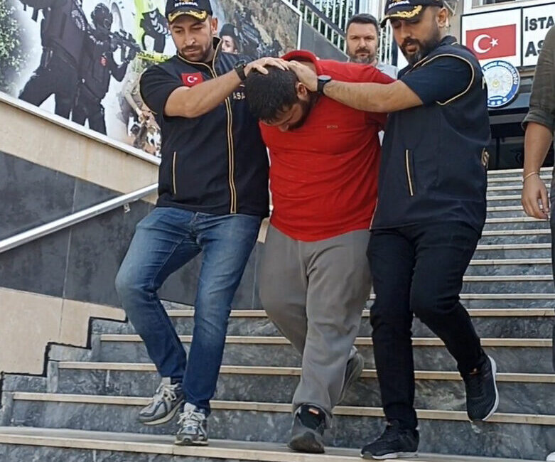 Ali AKSOYER/İSTANBUL, -BEYOĞLU’nda yol kenarında beklerken, sağ kapısını açan bir