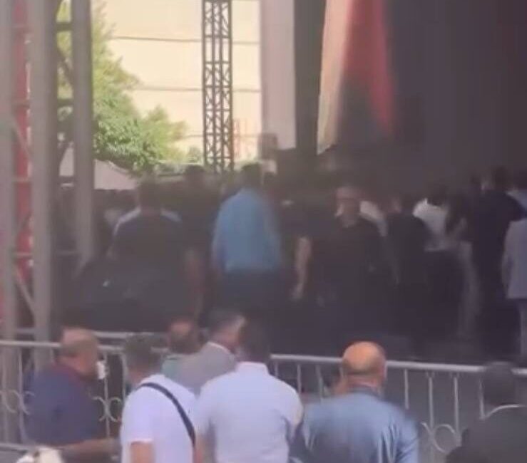 Baran AKKAYA/İSTANBUL, – CHP Esenyurt İlçe Başkanlığı kongresinde partililer arasında