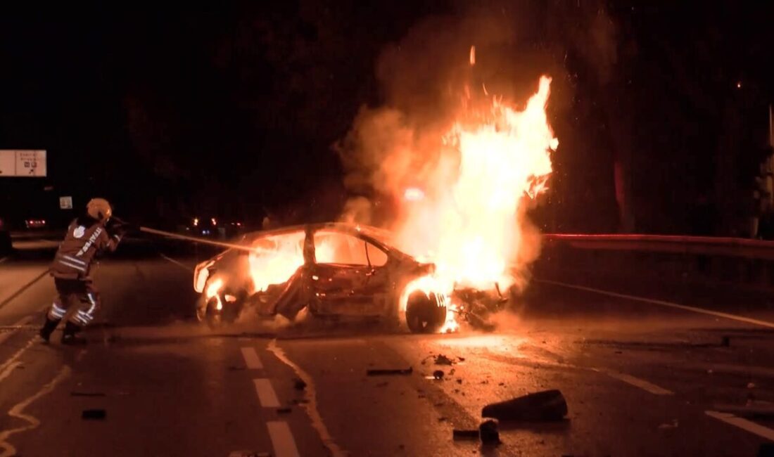 Soner HASIRCIOĞLU/İSTANBUL, – ESENLER’de seyir halindeki otomobil, sürücüsünün direksiyon hakimiyetini