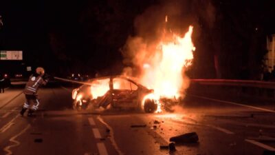 Soner HASIRCIOĞLU/İSTANBUL, – ESENLER’de seyir halindeki otomobil, sürücüsünün direksiyon hakimiyetini