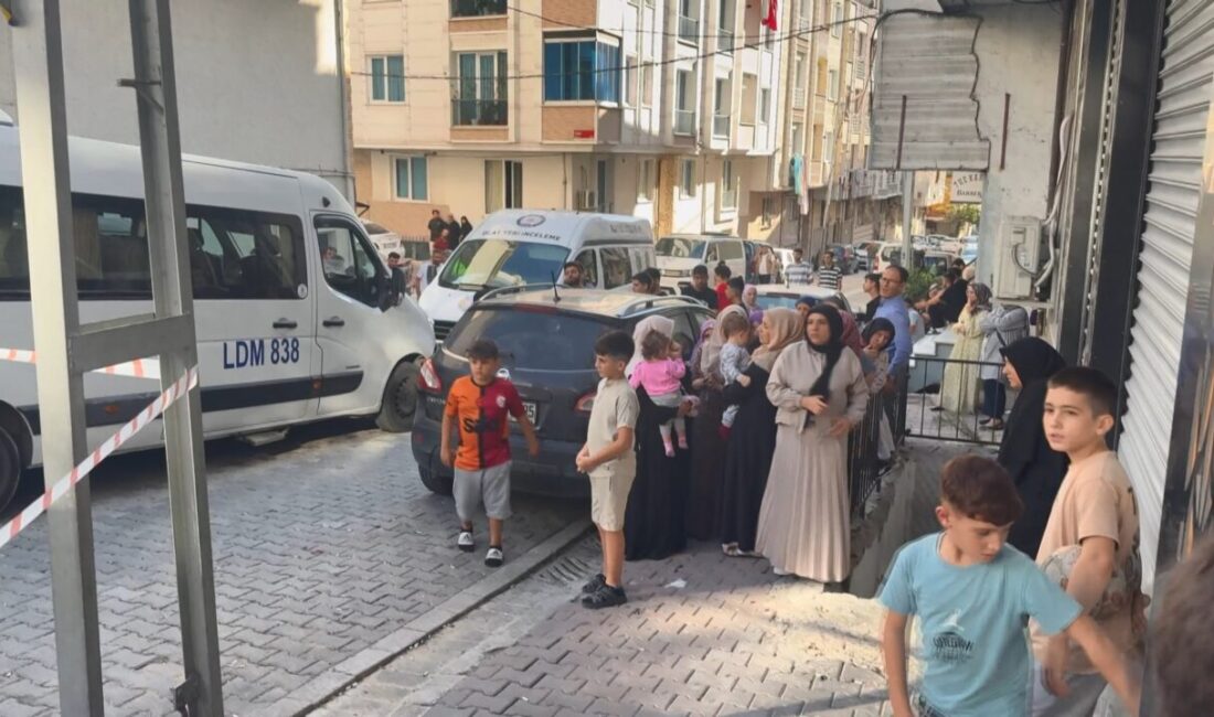 Derya EVREN KORKMAZ – Harun ŞAHBAZOĞLU/İSTANBUL, – ESENYURT’ta sokakta yürüyen