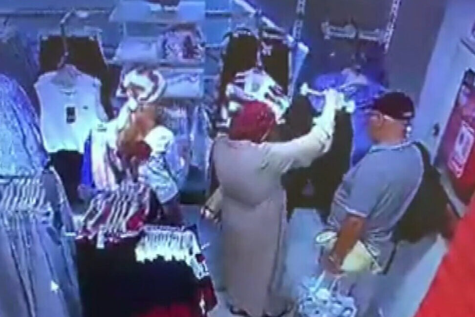 Ali AKSOYER/İSTANBUL, – FATİH’te müşteri gibi girdiği mağazada, turist olarak