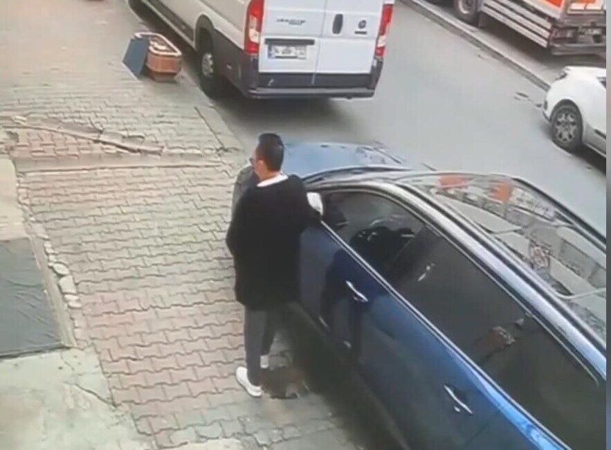 Emin YEŞİL/ İSTANBUL, – GAZİOSMANPAŞA’da bir kişi, park halinde bulunan