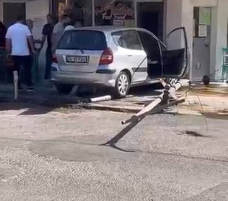 Baran AKKAYA/İSTANBUL, – GÜNGÖREN’de sürücüsünün direksiyon hakimiyetini kaybettiği bir otomobil,