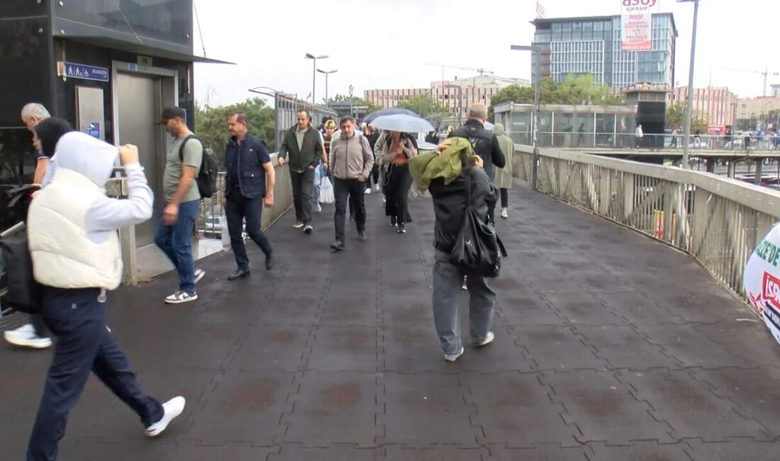 Özgür EREN/İSTANBUL İSTANBUL’da sabah saatlerinde yağmur etkili oldu. Trafikte zaman