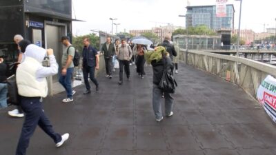 Özgür EREN/İSTANBUL İSTANBUL’da sabah saatlerinde yağmur etkili oldu. Trafikte zaman