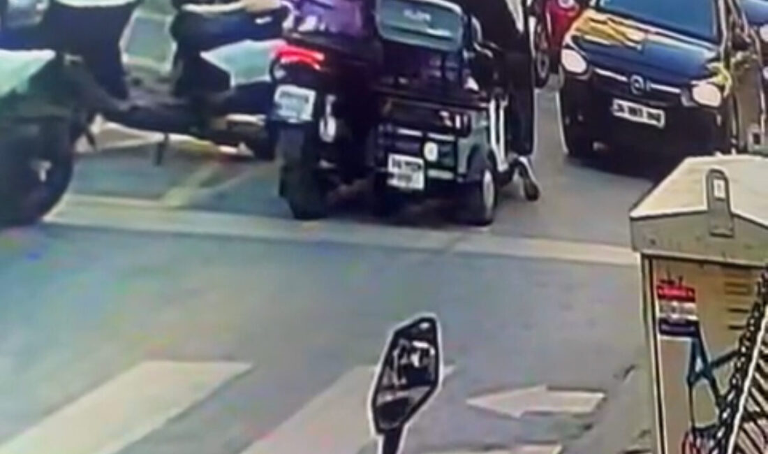 Doğan Can CESUR / İSTANBUL – KADIKÖY’deki bir ortaokulun önünde