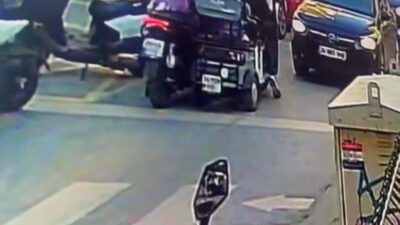 Doğan Can CESUR / İSTANBUL – KADIKÖY’deki bir ortaokulun önünde