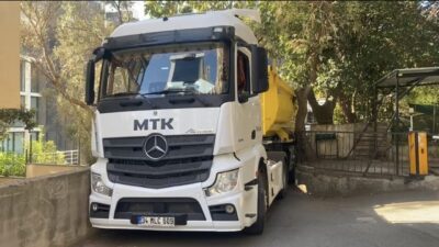 Mert ORDU/İSTANBUL, – KADIKÖY’de dar bir sokağa giren hafriyat kamyonu,