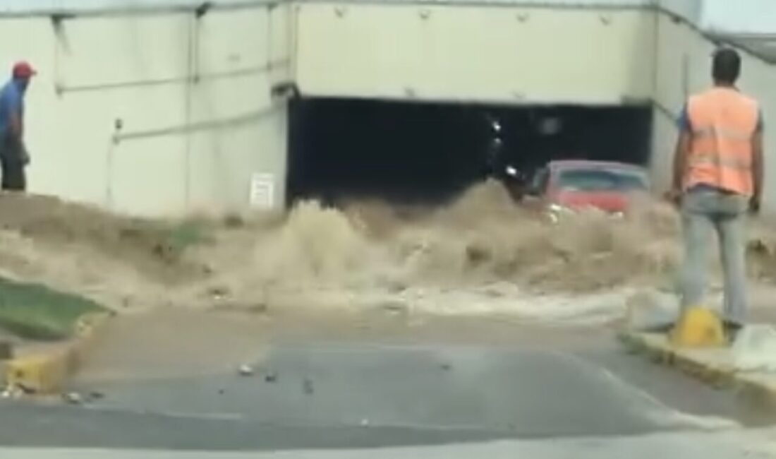 Mert ORDU/İSTANBUL, – KADIKÖY’de iş makinesi, kazı çalışması sırasında su