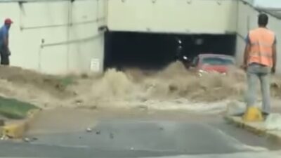 Mert ORDU/İSTANBUL, – KADIKÖY’de iş makinesi, kazı çalışması sırasında su