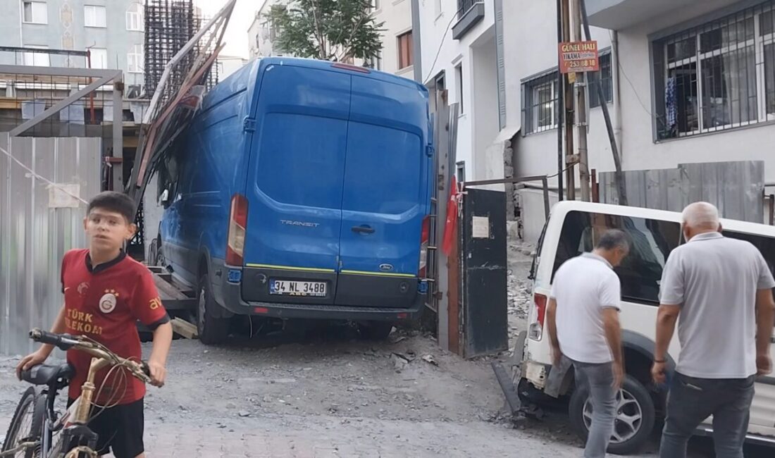 Yılmaz OKUR/İSTANBUL, – KAĞITHANE’de kargo firmasına ait panelvan minibüs, sürücüsünün