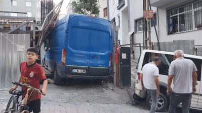Yılmaz OKUR/İSTANBUL, – KAĞITHANE’de kargo firmasına ait panelvan minibüs, sürücüsünün