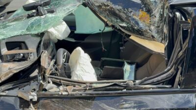 Derya EVREN KORKMAZ/İSTANBUL, -KÜÇÜKÇEKMECE’de park halindeki TIR’a arkadan çarpan otomobilin