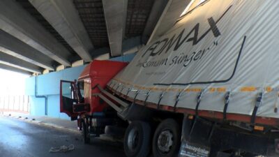 Özgür EREN/ İSTANBUL, -KÜÇÜKÇEKMECE’de şoförünün direksiyon hakimiyetini kaybettiği TIR, alt