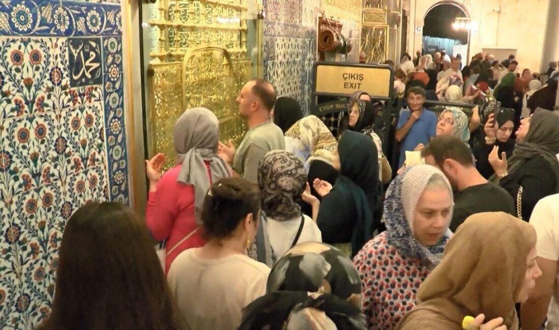 Yılmaz OKUR/ İSTANBUL – İSTANBUL’da Mevlid Kandili nedeniyle yatsı namazı