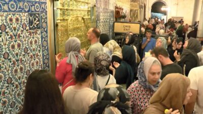 Yılmaz OKUR/ İSTANBUL – İSTANBUL’da Mevlid Kandili nedeniyle yatsı namazı