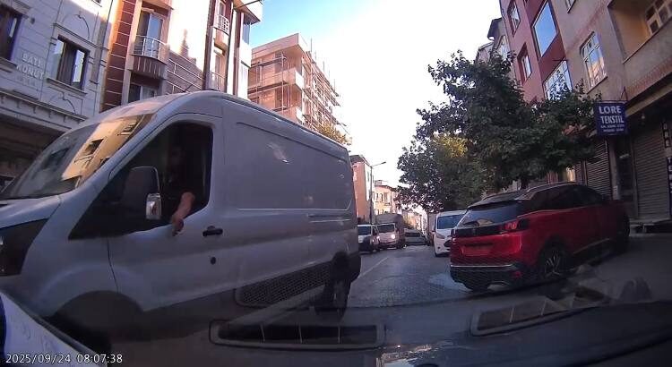 Baran AKKAYA-Emin YEŞİL/İSTANBUL, – SULTANGAZİ’de sokakta tek yön tabelası olmasına