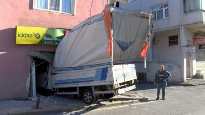 İsa ALMAÇAYIR / İSTANBUL, – ÜSKÜDAR’da şoförün direksiyon hakimiyetini kaybettiği