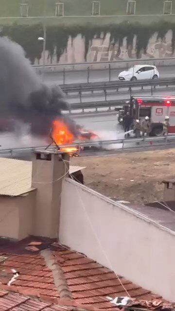 İsa ALMAÇAYIR/İSTANBUL, -ÜSKÜDAR’da seyir halindeki otomobilin motor kısmında yangın çıktı.