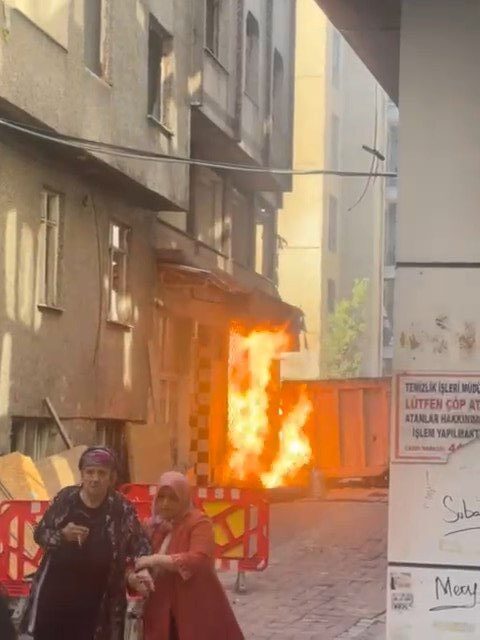 İstanbul- Zeytinburnu’nda binada doğal gaz kaçağı nedeniyle yangın çıktı -1 Emre KURT / İSTANBUL, – ZEYTİNBURNU Beştelsiz Mahallesi’nde kentsel dönüşüme