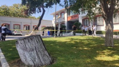 İSTANBUL, – ZEYTİNBURNU Balıklı Rum Hastanesinin bahçesine gelen motosikletli iki