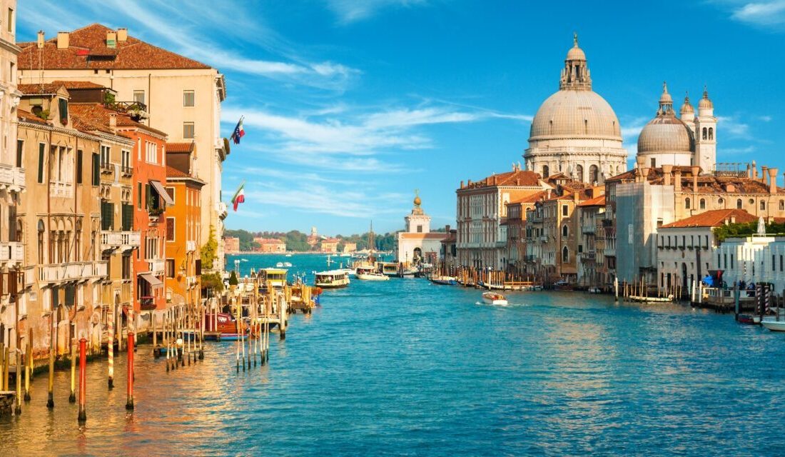 İtalya, Büyük Kanal’da yüzen turist çifte kente giriş yasağı getirdi İTALYA, – İTALYA’nın Venedik kentinde bir çifte, tarihi Büyük Kanal’da