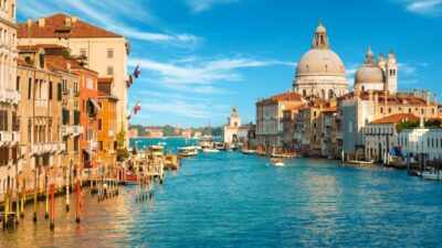 İTALYA, – İTALYA’nın Venedik kentinde bir çifte, tarihi Büyük Kanal’da