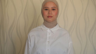 İrem GÜNEYBAZ/ANTALYA, – ANTALYA’da bir güzellik merkezinin önünde broşür dağıtan