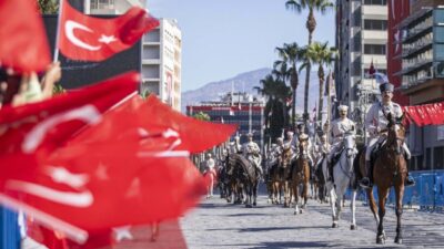 KUTLAMALAR BAYRAK TÖRENİ İLE DEVAM ETTİ İzmir’in düşman işgalinden kurtuluşu