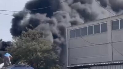 Kadir ÖZEN/İZMİR, – İZMİR’in Aliağa ilçesinde bir lastik deposunda yangın