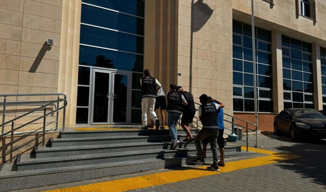 Tolga TAHÇI/İZMİR, – İZMİR’in Çeşme ilçesinde polisin düzenlediği 11 ayrı