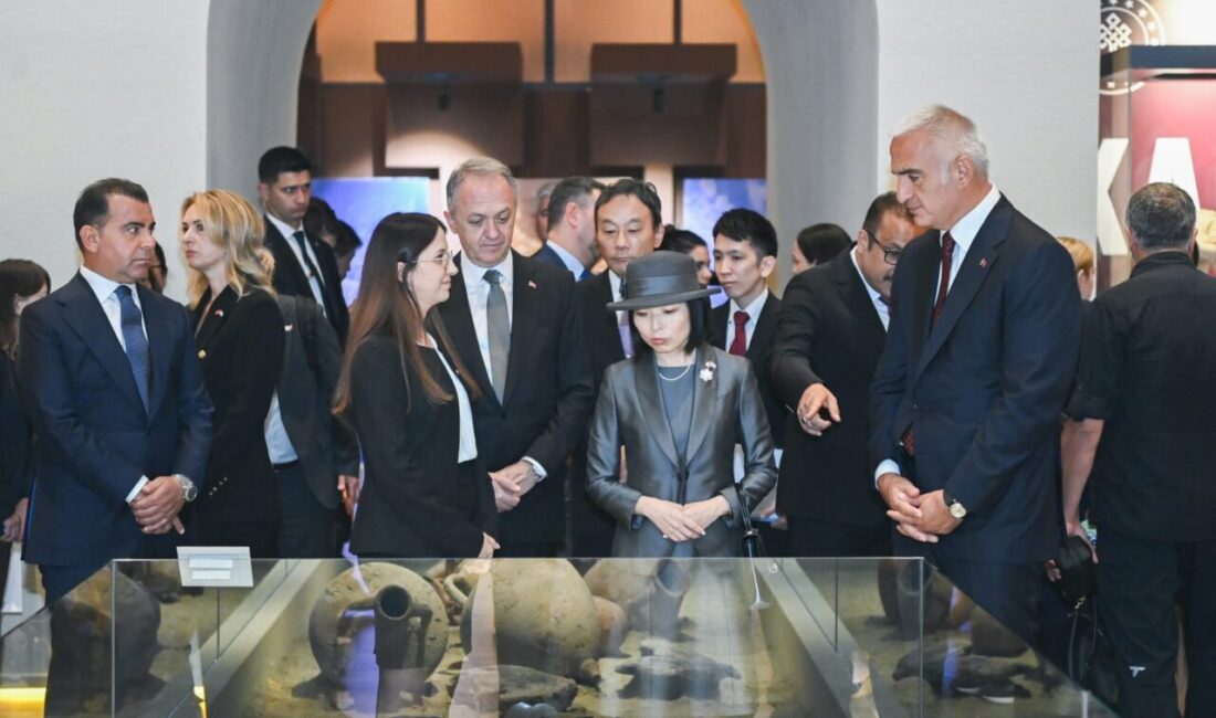 PRENSESİN TIRNAĞINDA TÜRK BAYRAĞI Japonya Prensesi Akiko Mikasa, sergide özellikle