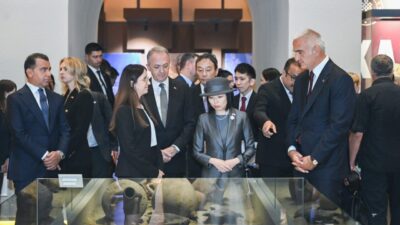 PRENSESİN TIRNAĞINDA TÜRK BAYRAĞI Japonya Prensesi Akiko Mikasa, sergide özellikle