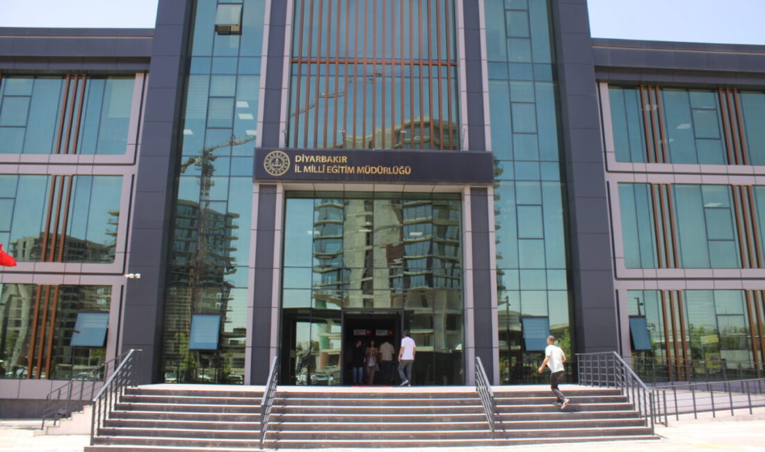 ‘ÖĞRETMENİMİZE YAPILAN MENFUR SALDIRIYI ŞİDDETLE KINIYORUZ’ Diyarbakır’da öğretmen R.S.’nin okulda