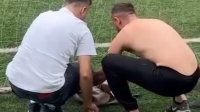 Yiğithan HÜYÜK/BURSA, – BURSA’da halı sahadaki kalenin filelerine takılan kedi,