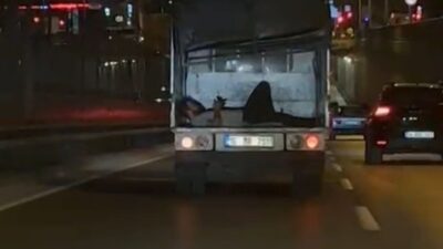 Yiğithan HÜYÜK/BURSA – BURSA’da, kamyonetin arka kapağı açık kasasında yatarak