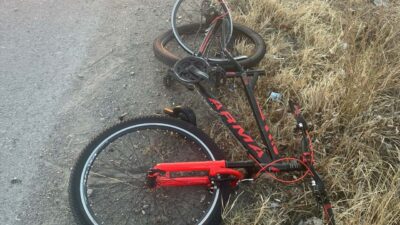 Emre SAÇLI/Salihli, (MANİSA), – MANİSA’nın Salihli ilçesinde kamyonetin çarptığı bisikletin