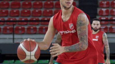 İZMİR, – BASKETBOL Süper Ligi’nde sezona yenilediği kadrosuyla hazırlanan Karşıyaka’nın