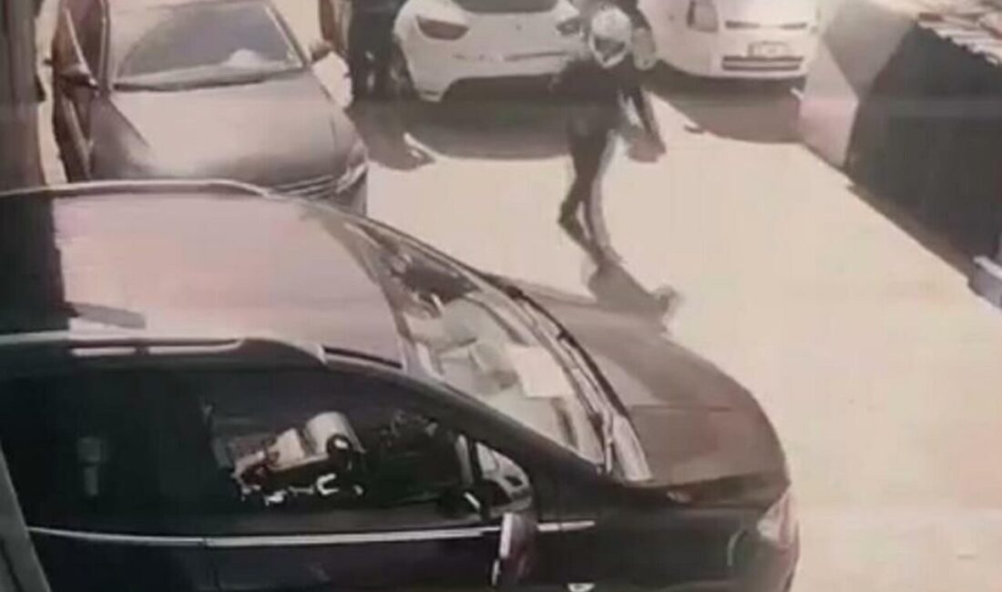 Tolga TAHÇI/İZMİR, – İZMİR’in Karşıyaka ilçesinde kasklı 4 şüpheli, tabanca