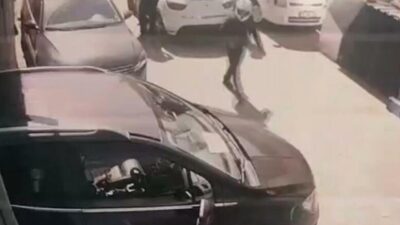 Tolga TAHÇI/İZMİR, – İZMİR’in Karşıyaka ilçesinde kasklı 4 şüpheli, tabanca