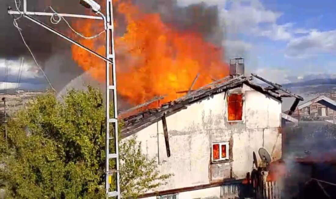 Hamza DEMİRCİ/KASTAMONU, – KASTAMONU’da müstakil evin çatısında çıkan yangın, itfaiye