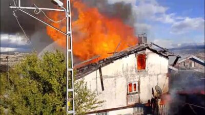 Hamza DEMİRCİ/KASTAMONU, – KASTAMONU’da müstakil evin çatısında çıkan yangın, itfaiye