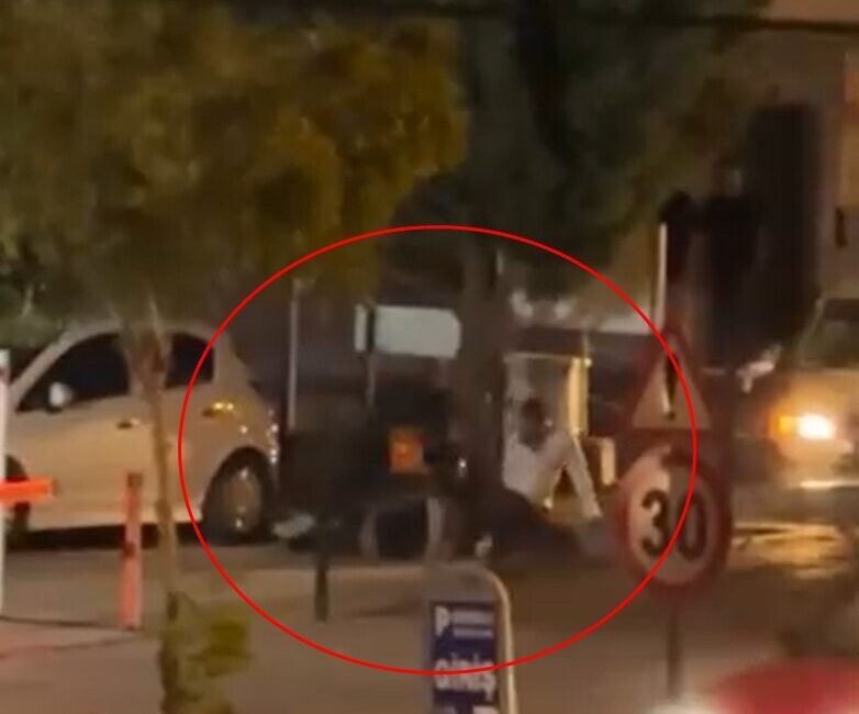 Yiğithan HÜYÜK/BURSA, – BURSA’da 2 kişi, sokak ortasında yere yatırdıkları