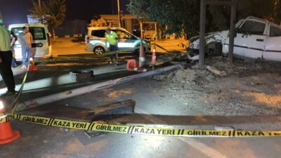 Kamil ŞEKER/DÜZİÇİ (Osmaniye), – OSMANİYE’nin Düziçi ilçesinde kavşaktaki direğe çarpan